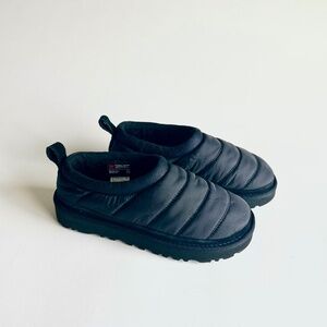 UGG Thinsulate Black Nylon Quilted Fur Lining Rubber Outsole Slippers size 7